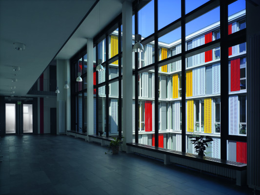 Blick aus dem Gebäude in den farbenfrohen Innenhof