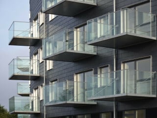 Vorgehängte Schieferfassade in Horizontaler Deckung an einem Sozialen Wohnungsbau im dänischen Køge (Architektur: BSAA/Urbanlab nordic, 2011)