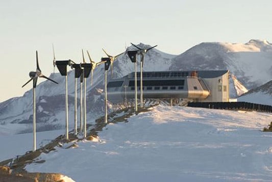 Neun Windräder versorgen die Station mit Ökostrom