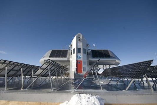Selbstversorgerhaus mit Photovoltaik-Freiflächenanlage