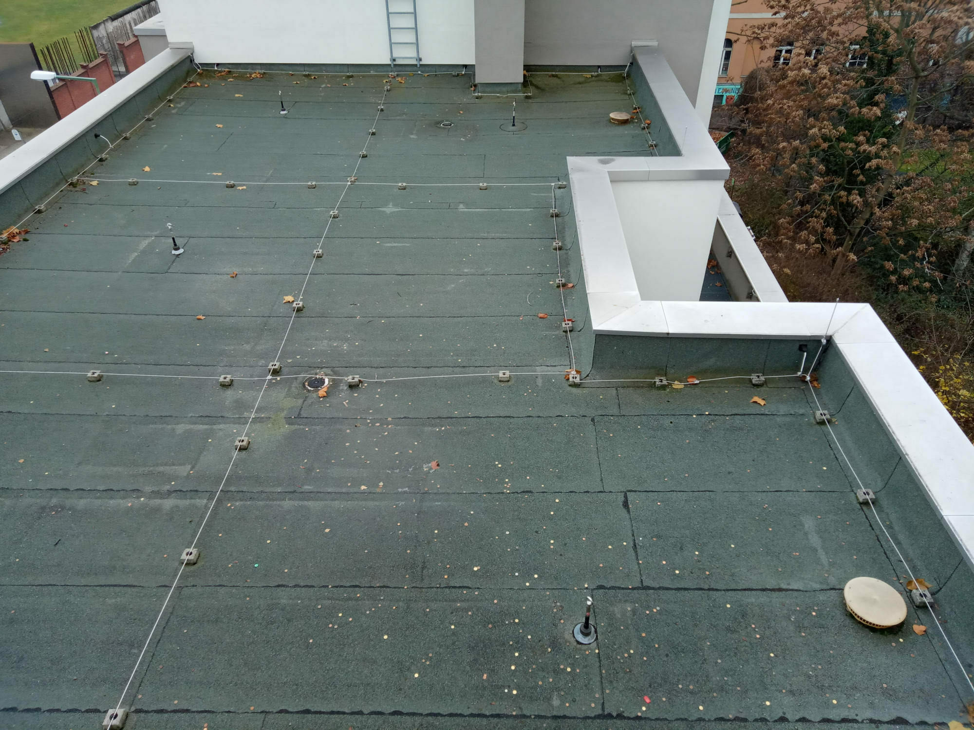 Nicht genutzte Dächer definiert die Norm als flache oder geneigte Dachflächen, die nur zum Zwecke der Pflege, Wartung und allgemeinen Instandhaltung begangen werden.