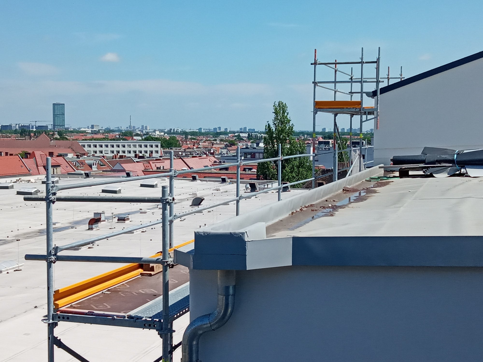 An heißen Sonnentagen können Oberflächentemperaturen von über 50°C auf der Dachfläche auftreten.