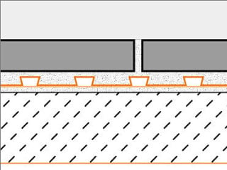 Orangefarbene Entkopllungsmatte unterhalb eines Fliesenbelags