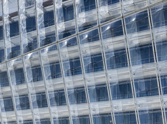 Die Folienfassade ermöglicht freie Lüftung trotz Abgas- und Windbelastung
