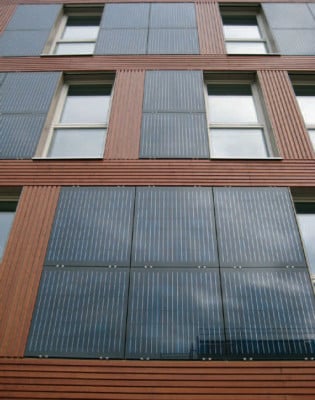 Detail der Fassade: Holzelemente und PV-Module