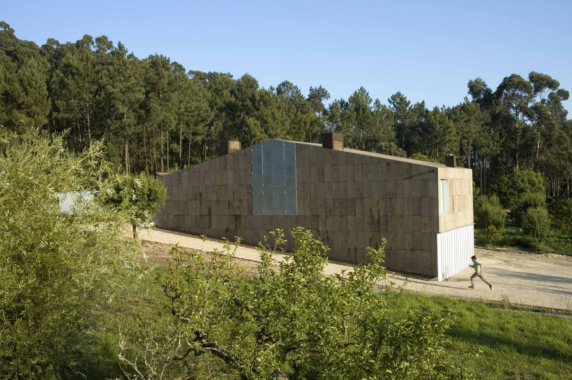 Das Ferienhaus fügt sich gut in die Landschaft ein