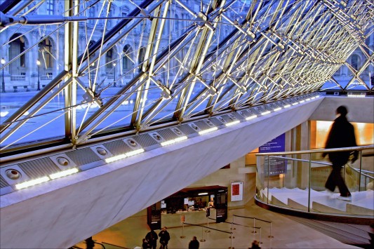 künstliche Beleuchtung der innenseitigen Fassadentragstruktur, Louvre, Paris/F, Architekt I. M. Pei, Bildnachweis www.erco.com