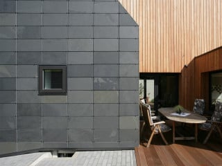 Beispiel Einfamilienhaus in Grevenbroich: Bei dieser Deckung sind weder Höhen- noch Seitenüberdeckung erforderlich und Schiefer kann als Natursteinfassade mit offenen Fugen verwendet werden