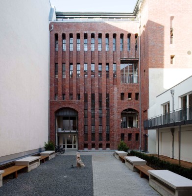 Fassade des Umspannwerks im Hinterhof