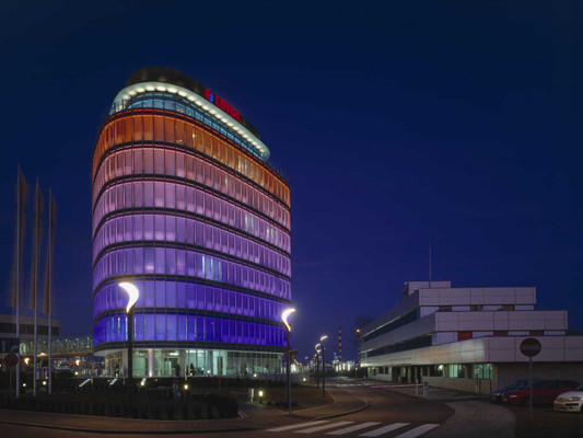 Bei Dunkelheit erscheinen immer wieder neue Muster und unterschiedliche Farbverläufe auf der Fassade