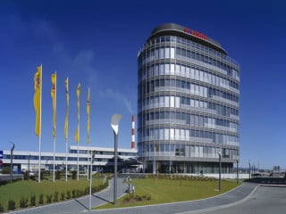 Das neungeschossige Bürogebäude liegt an einer der Haupteinfahrtstraßen nach Danzig