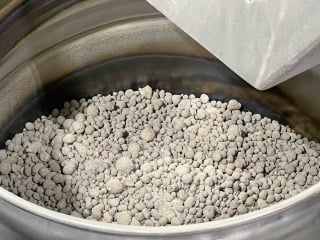 Im Recycling-Technikum des Instituts für Angewandte Bauforschung (IAB) in Weimar hergestelltes Recycling-Granulat.