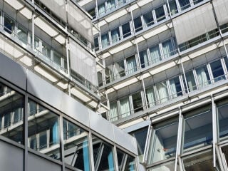 Meistens übernehmen außen angebrachte, variable Sonnenschutzsysteme, kombiniert mit individuell bedienbarem, innen liegenden Blendschutz den direkten Einfall von Sonnenlicht.