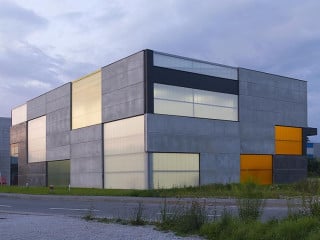 Das Gebäude liegt im Gewerbegebiet einer Kleinstadt bei Ljubljana