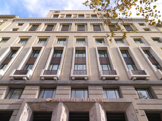 Die Fassade blieb bis auf wenige Eingriffe erhalten