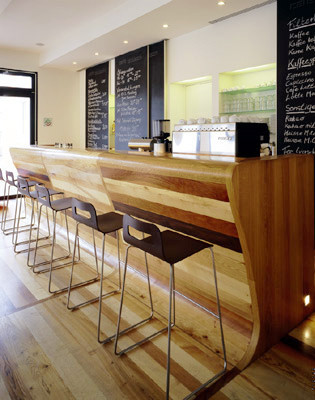 Modernes Design mit Holz: Die verschiedenen Hölzer ergeben ein lebhaftes Muster