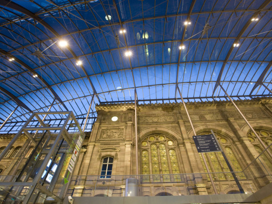 Die Glashülle ist konstruktiv nicht an den Bestandsbau angeschlossen