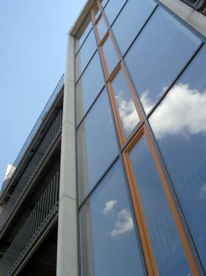 Das Treppenhaus ist mit einer gebäudehohen Verglasung ausgestattet