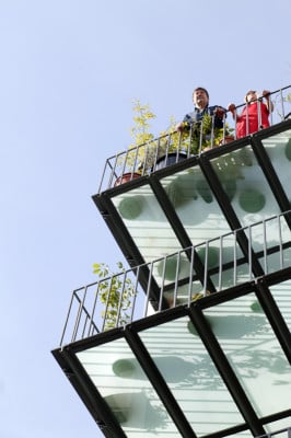 Gläserne Balkone reduzieren die Verschattung der unteren Wohnungen