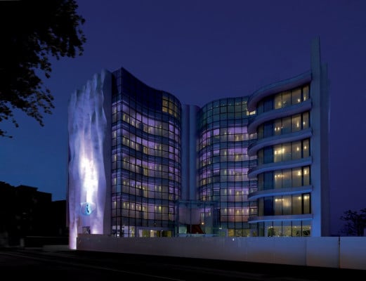 Die Fassade lässt sich mit unterschiedlichen Lichtszenarien bespielen