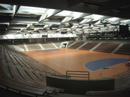 Um der Halle den Charakter einer Arena zu verleihen, wurden die Tribünen umlaufend zum Oval erweitert