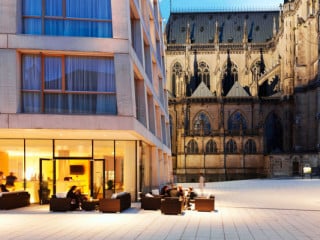 Das neue Hotel steht als selbstbewusster Solitär auf dem Domplatz von Linz