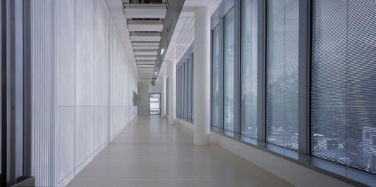 Die neue, lichtdurchflutete Eingangshalle verbindet Universitäts- und Krankenhausbetrieb
