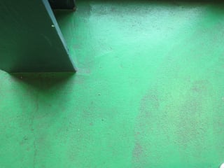 Zu den Beanspruchungen von Industrieböden zählen ja nach Branche vor allem Stoß- und Druckbelastungen, Fahrverkehr, Temperaturschwankungen und aggressive Chemikalien.