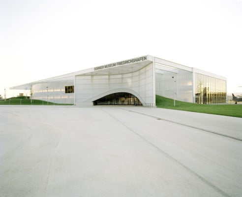 Ein Hangar als Museum am Flughafen