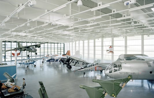 Die sehr helle Ausstellungshalle