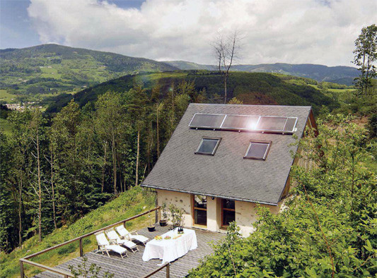 Wie Flachkollektoren sind Luftkollektoren in ein Gehäuse mit rückseitiger Wärmedämmung eingebettet und haben ein Solarglas auf der Vorderseite