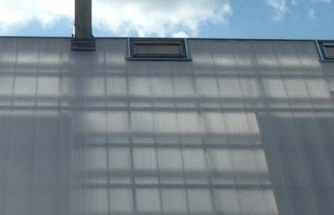 Auch die Gebäudehülle kann als Luftkollektor dienen: Mit tansparenten Polycarbonattafeln gedecktes Dach, hinter dem sich eine kontrollierte Luftschicht befindet