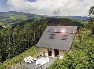 Wie Flachkollektoren sind Luftkollektoren in ein Gehäuse mit rückseitiger Wärmedämmung eingebettet und haben ein Solarglas auf der Vorderseite