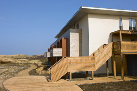 Die Anlage ist teilweise mit Holz verkleidet, Farben und Formen fügen sich gut in die Landschaft ein