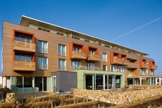 Haupthaus mit Restaurant, Bar, Veranstaltungssaal und verschiedenen Funktionsräumen