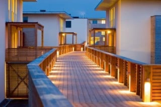 Fünf so genannte Dünenhäuser mit Apartments sind über einen Holzsteg verbunden