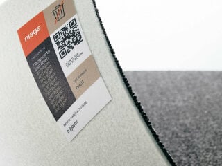Bei der Rückenbeschichtung dieses zirkulären Teppichbodens wurde ein Faserbindemittel eingesetzt, das zu 100 Prozent aus Polyester besteht.