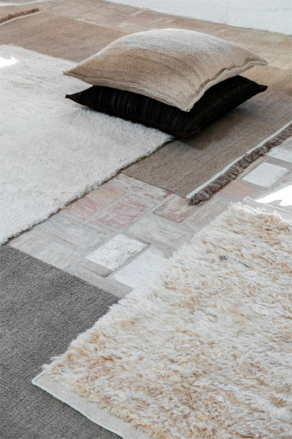 Gewebte und getuftete Teppiche aus 50% Jute und 50% Nesseln
