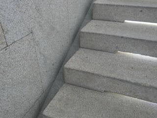 Granit wird häufig für stark frequentierte Bodenbeläge eingesetzt