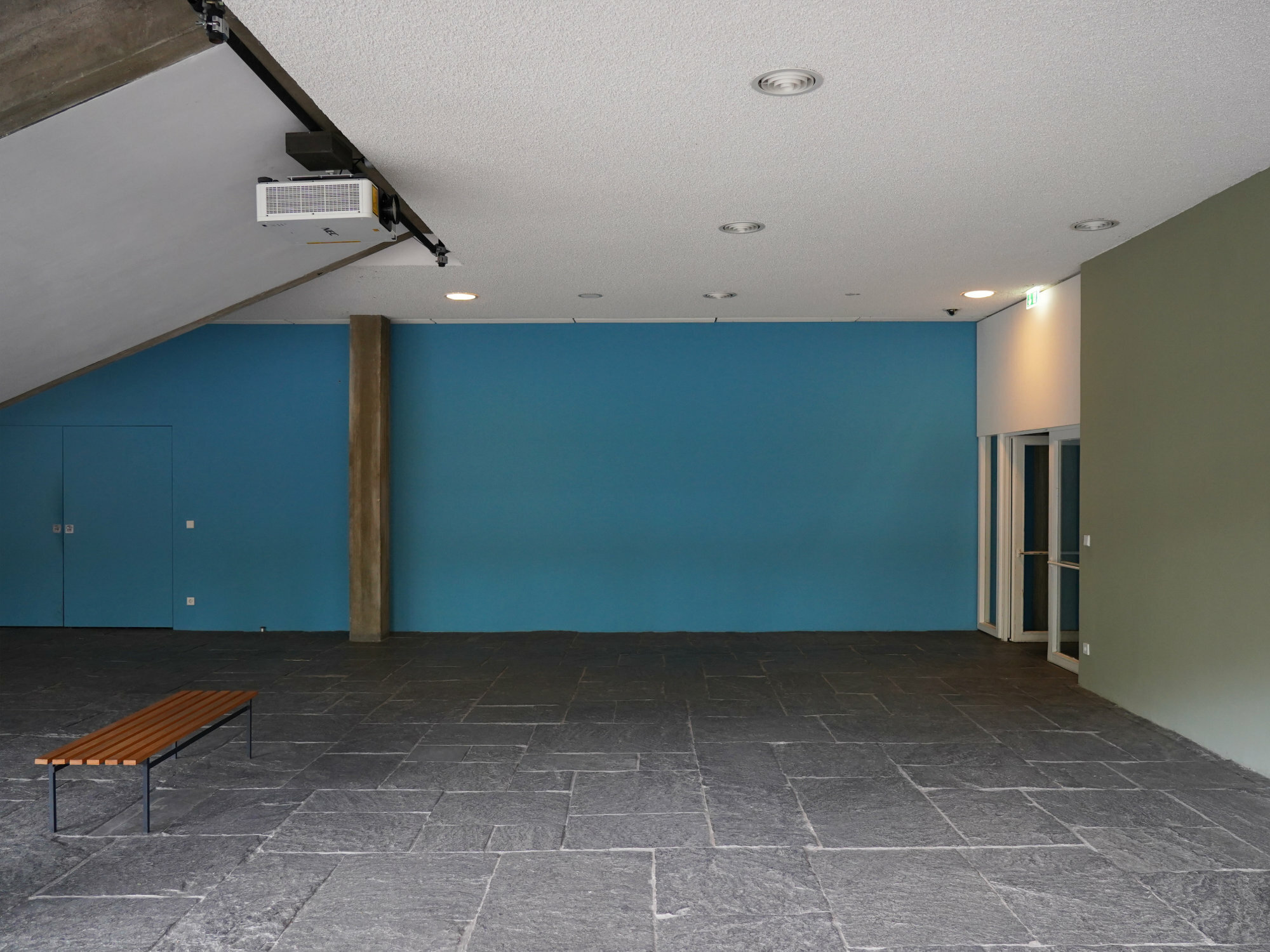 Bodenbelag aus Schieferplatten in der Akademie der Künste am Hanseatenweg, Berlin
