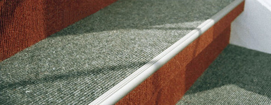 Gerillte Treppenprofile sorgen für Sicherheit auf der Treppe