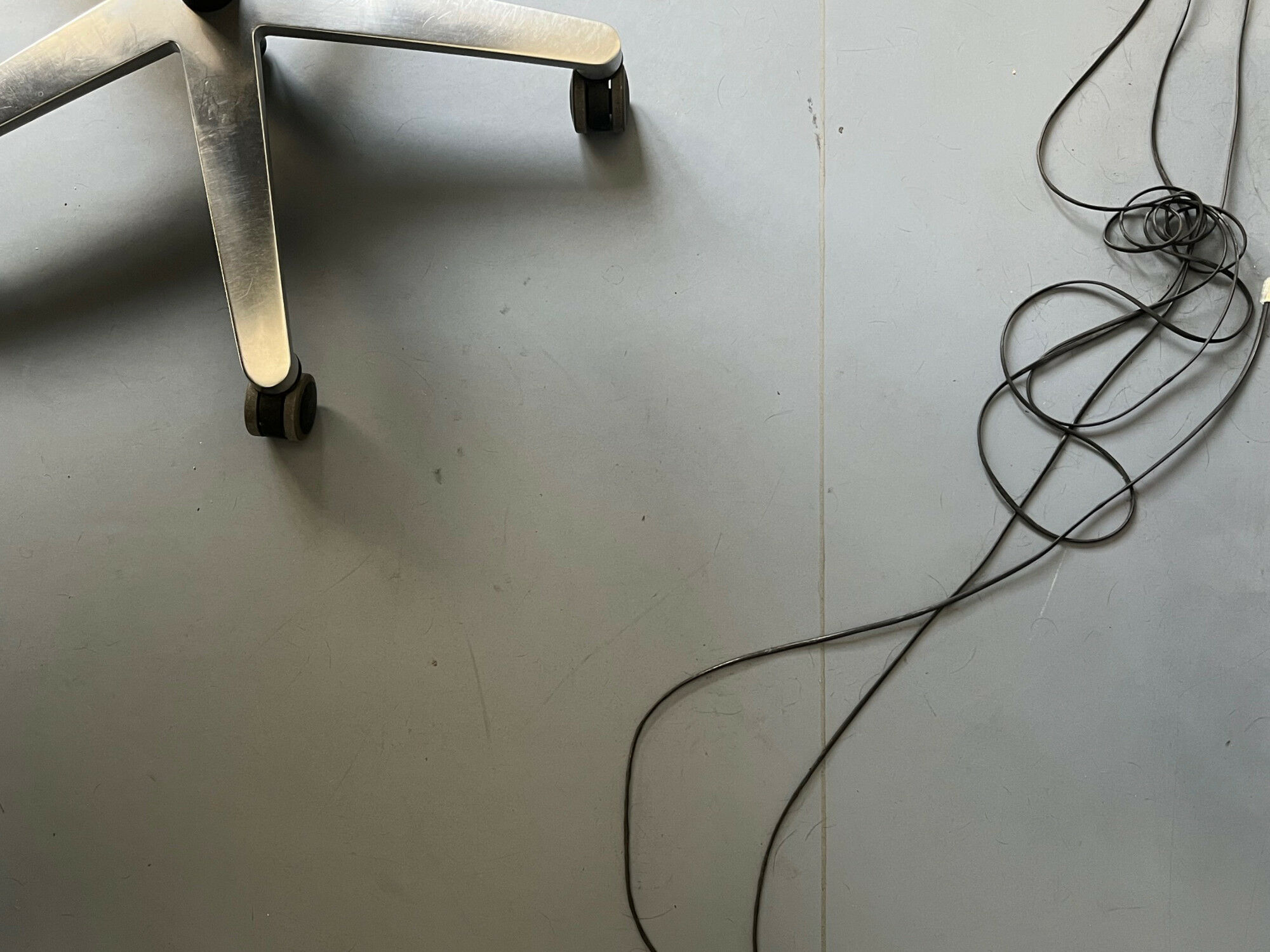 Die Beläge werden vollflächig verklebt und bei vielen Materialien lassen sich die Nähte verschweißen, um eine geschlossene, feuchtigkeitsbeständige Fläche zu erzielen.
