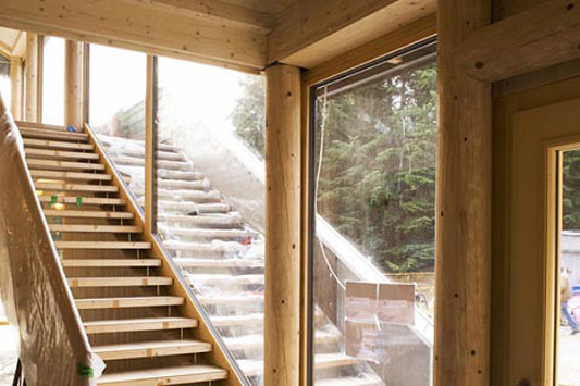 Innen wie außen führt eine Treppe ins Obergeschoss