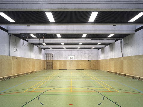 Gegen Norden geneigte Sheddächer: Turnhalle in Frankfurt von Turkali Architekten