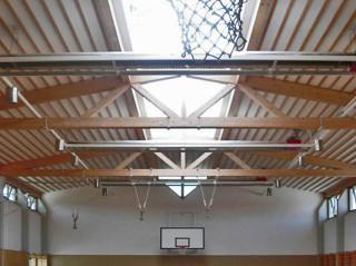 Sporthalle mit Lichtstraße und seitlichem Oberlichtband