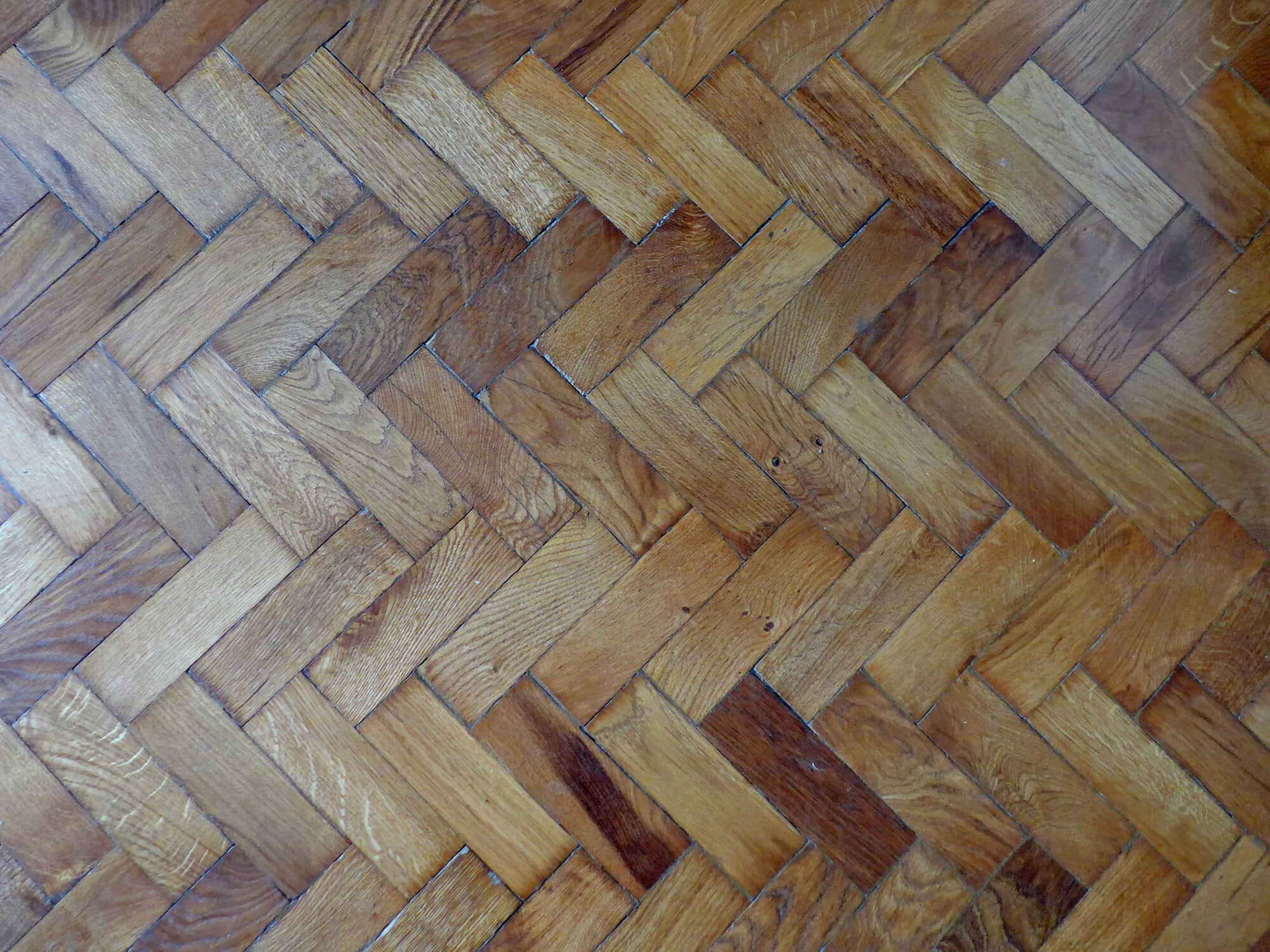 Ein Holzboden arbeitet nie völlig gleichmäßig: Möbel, Heizquellen oder Sonneneinstrahlung sorgen für ungleichmäßige Trocknungs- und Quellvorgänge.