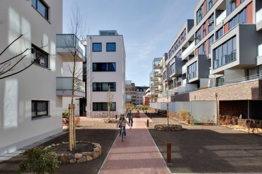 Erschließung zwischen Straßenbebauung und Hofhäusern