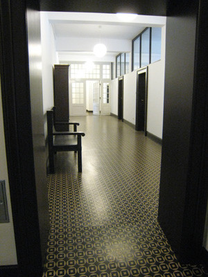 Von der Diele reicht das Inlaid-Linoleum bis in die Flure
