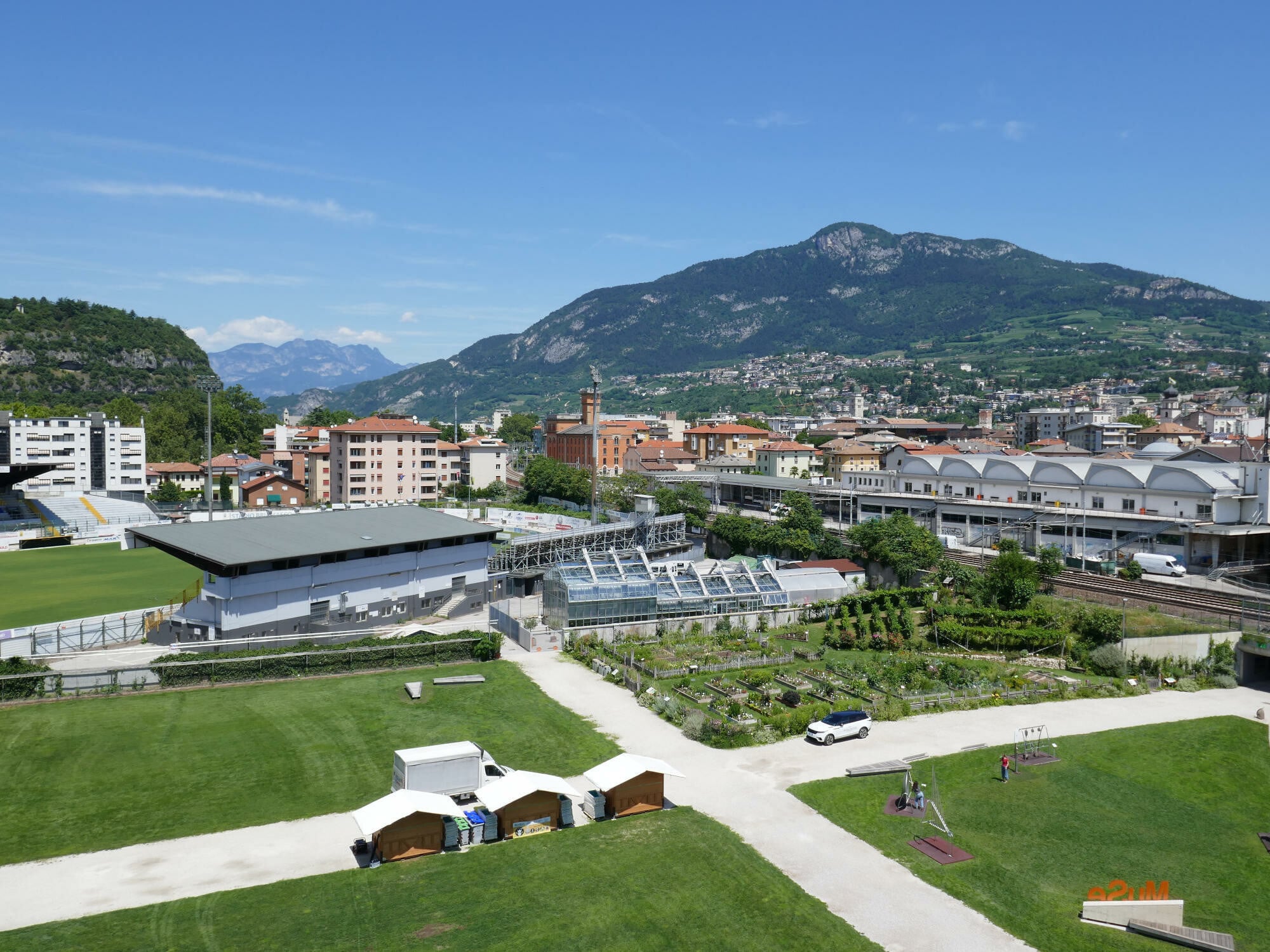 Vorhandene Potenziale zur Minderung von Emissionen sollen erschlossen, innovative Modellprojekte für den Klimaschutz vorangebracht werden: Einige Förderprogramme sind speziell auf Kommunen, soziale und kulturelle Einrichtungen abgestimmt.