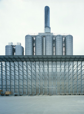 Der Neubau mit einem alten Kraftwerk im Hintergrund